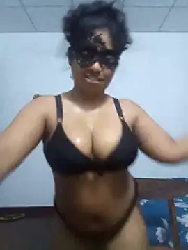 Expose Queen online show from April 12, 2026, 5:16 pm