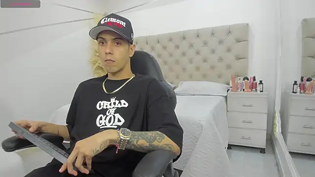 Snapshot of DerryAndIzzy chatting on December 5, 2025, 12:54 am DerryAndIzzy online show from December 5, 2025, 12:54 am