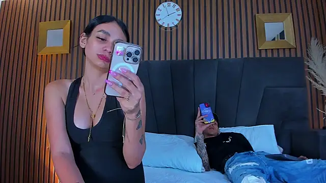 DerryAndIzzy online show from April 22, 2026, 6:20 am