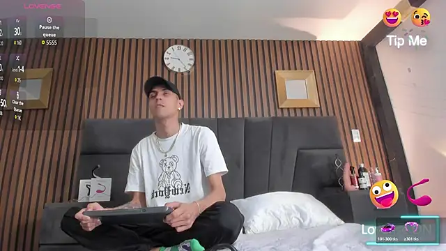 Snapshot of DerryAndIzzy chatting on November 18, 2025, 4:49 am DerryAndIzzy online show from November 18, 2025, 4:49 am