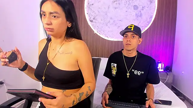 DerryAndIzzy online show from March 30, 2026, 10:44 pm