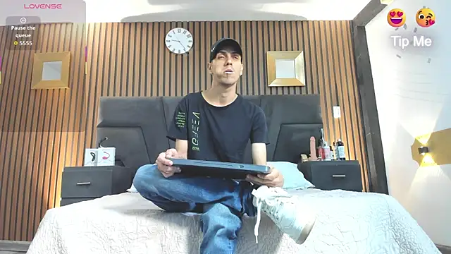 Snapshot of DerryAndIzzy chatting on November 8, 2025, 4:27 am DerryAndIzzy online show from November 8, 2025, 4:27 am