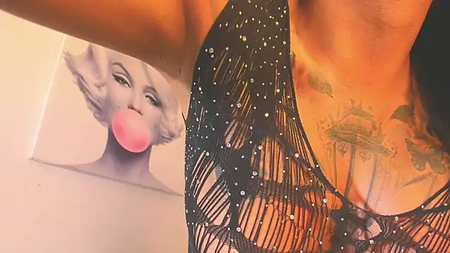 Snapshot of BiancaValentinna chatting on December 20, 2025, 2:03 am BiancaValentinna online show from December 20, 2025, 2:03 am