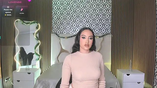 Snapshot of BEELLA_TAY1 chatting on November 25, 2025, 9:04 pm BEELLA TAY1 online show from November 25, 2025, 9:04 pm