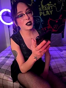 Snapshot of MiniMonroe chatting on November 6, 2025, 9:46 am MiniMonroe online show from November 6, 2025, 9:46 am