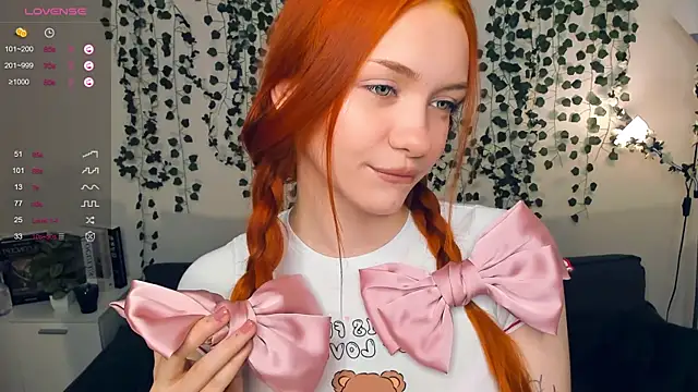 Snapshot of Foxy_blush chatting on October 19, 2025, 9:06 pm Foxy blush online show from October 19, 2025, 9:06 pm