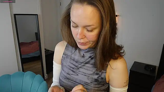 NeonyMuse online show from November 21, 2025, 10:36 am