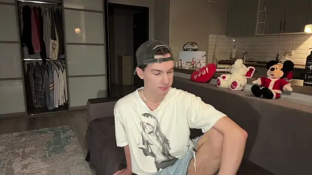 Jeremy1Scott online show from November 16, 2025, 3:33 am