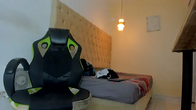 Snapshot of Hotblosson chatting on December 18, 2025, 1:26 pm Hotblosson online show from December 18, 2025, 1:26 pm