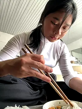 Linh-xxx online show from November 2, 2025, 4:39 am