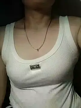 YiyinLy online show from November 18, 2025, 2:59 am