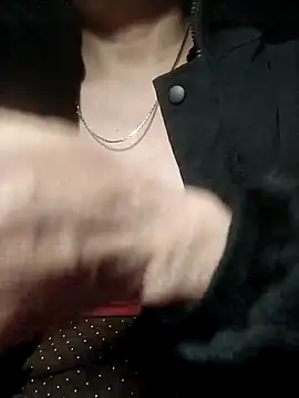 YiyinLy online show from December 18, 2025, 9:07 pm