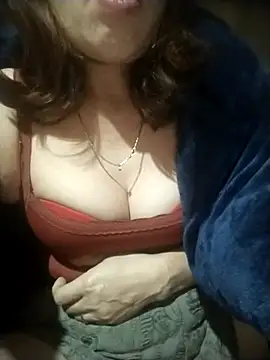 YiyinLy online show from November 19, 2025, 8:03 am