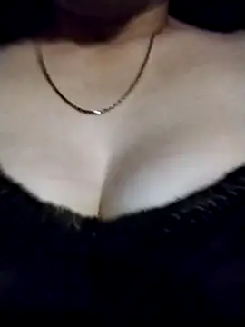 Snapshot of YiyinLy chatting on October 16, 2025, 8:50 pm YiyinLy online show from October 16, 2025, 8:50 pm