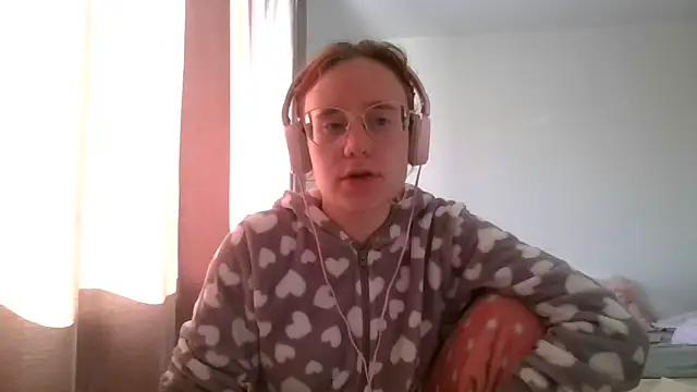LuckySLove online show from June 18, 2026, 4:23 pm