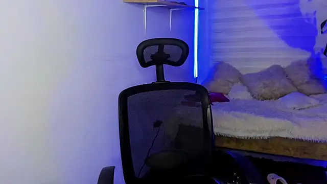 Emily Lindey online show from October 31, 2025, 5:04 am