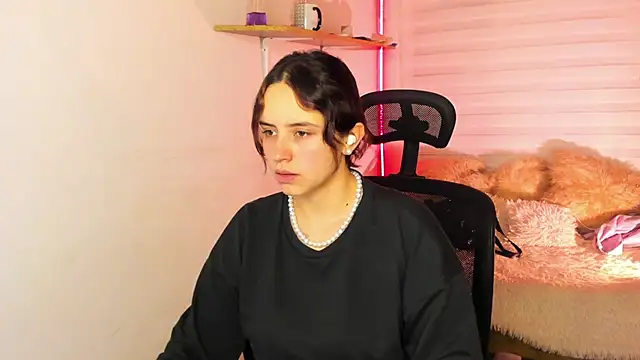 Emily Lindey online show from November 14, 2025, 2:59 am