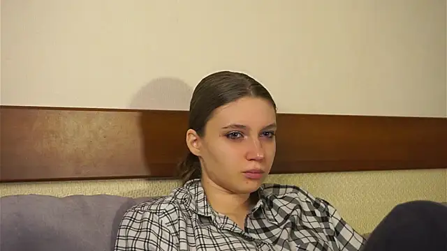 RoslynArcuo online show from November 2, 2025, 8:47 pm