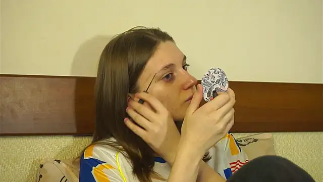 RoslynArcuo online show from December 3, 2025, 8:08 pm