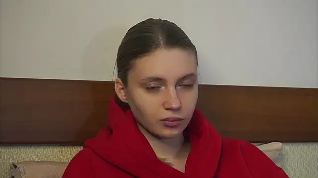 RoslynArcuo online show from December 1, 2025, 8:42 pm