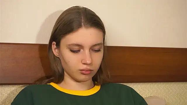 RoslynArcuo online show from November 21, 2025, 8:41 pm