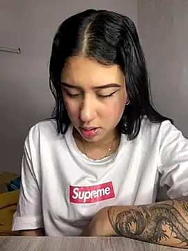 Snapshot of cristalxxx_hott chatting on November 15, 2025, 3:27 pm cristalxxx hott online show from November 15, 2025, 3:27 pm