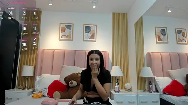 Snapshot of Aithana_Petite chatting on December 1, 2025, 1:50 am Aithana Petite online show from December 1, 2025, 1:50 am