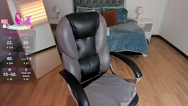 Cat  Moon   online show from April 20, 2026, 7:59 pm