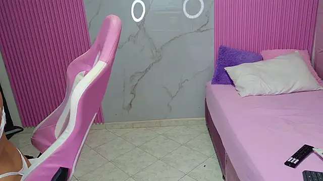 dafne17  online show from March 11, 2026, 5:12 am