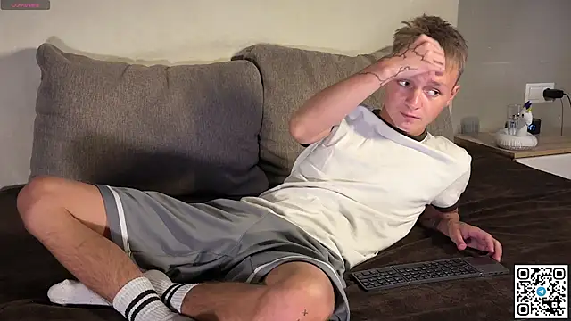 Snapshot of Logan_mett chatting on August 3, 2026, 2:01 pm Logan mett online show from August 3, 2026, 2:01 pm