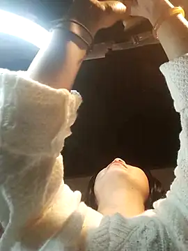 Snapshot of Listen-ly chatting on December 20, 2025, 4:21 pm Listen-ly online show from December 20, 2025, 4:21 pm