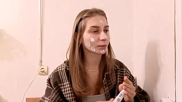 PetronilaReagen online show from December 2, 2025, 12:18 pm