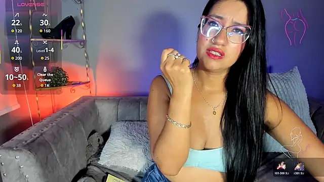 charlhot  online show from November 19, 2025, 1:11 pm