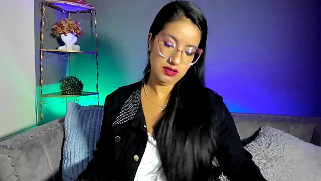 charlhot  online show from October 29, 2025, 12:37 pm