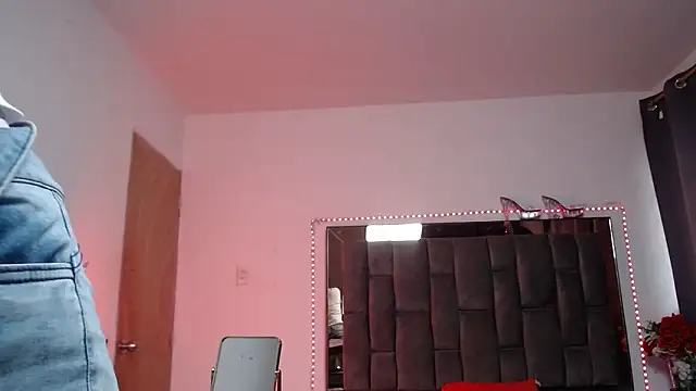 Snapshot of Salmma_Milf chatting on June 10, 2026, 11:44 am Salmma Milf online show from June 10, 2026, 11:44 am