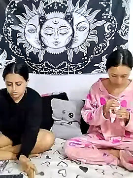 Snapshot of abby_n_emily chatting on April 22, 2026, 1:40 pm abby n emily online show from April 22, 2026, 1:40 pm