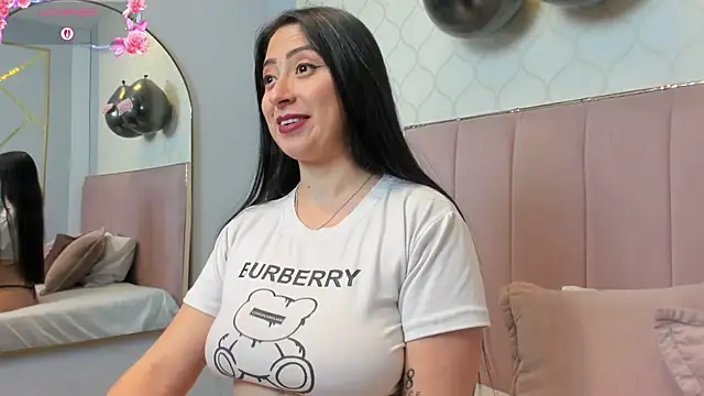 JuliethCruz  online show from February 22, 2026, 7:37 pm