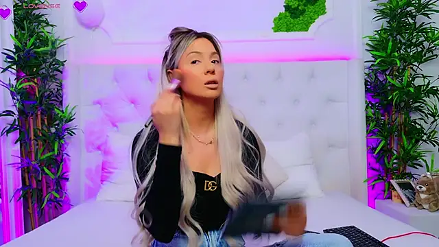 Snapshot of AriannaSins chatting on November 5, 2025, 2:31 pm AriannaSins online show from November 5, 2025, 2:31 pm