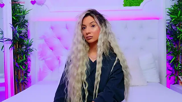 Snapshot of AriannaSins chatting on November 4, 2025, 1:37 pm AriannaSins online show from November 4, 2025, 1:37 pm