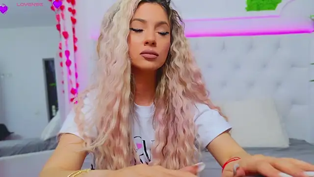 Snapshot of AriannaSins chatting on March 14, 2025, 1:35 pm AriannaSins online show from March 14, 2025, 1:35 pm