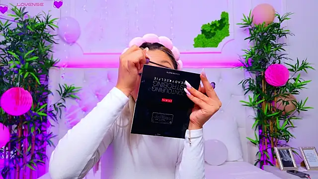 Snapshot of AriannaSins chatting on September 17, 2025, 12:18 pm AriannaSins online show from September 17, 2025, 12:18 pm