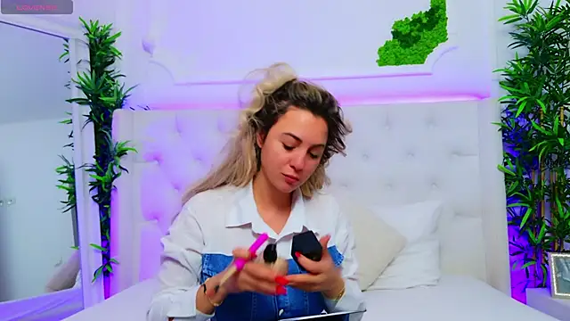 Snapshot of AriannaSins chatting on November 14, 2025, 1:37 pm AriannaSins online show from November 14, 2025, 1:37 pm