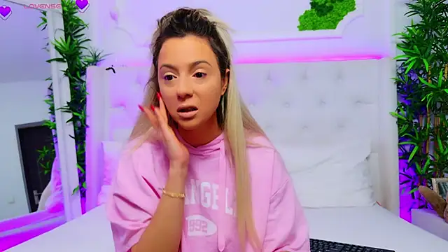 Snapshot of AriannaSins chatting on December 1, 2025, 1:23 pm AriannaSins online show from December 1, 2025, 1:23 pm