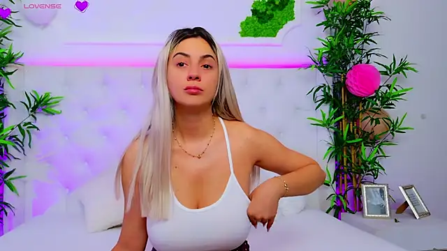 Snapshot of AriannaSins chatting on September 24, 2025, 12:22 pm AriannaSins online show from September 24, 2025, 12:22 pm