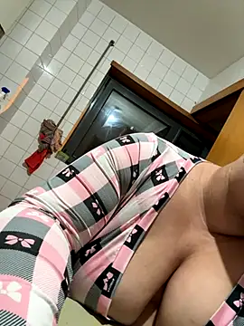 Snapshot of menina_coimbrinha chatting on October 27, 2025, 10:33 pm menina coimbrinha online show from October 27, 2025, 10:33 pm