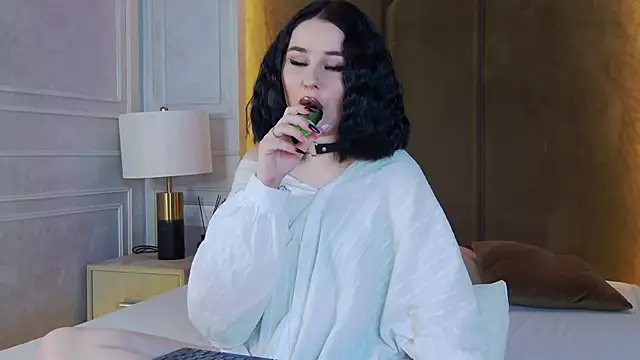 Snapshot of AliceLune chatting on November 27, 2025, 2:28 pm AliceLune online show from November 27, 2025, 2:28 pm