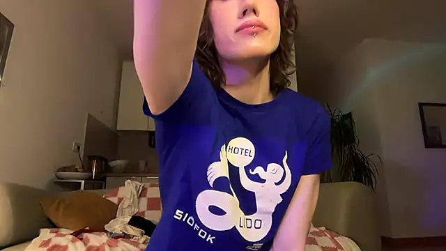 kira yoshika9e online show from April 17, 2026, 7:49 pm