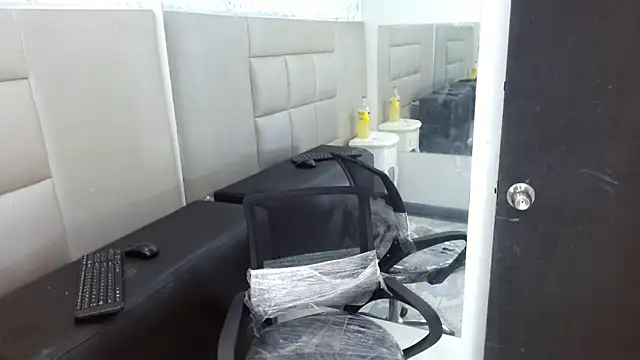 Snapshot of WinnyBarness chatting on November 25, 2025, 2:01 am WinnyBarness online show from November 25, 2025, 2:01 am