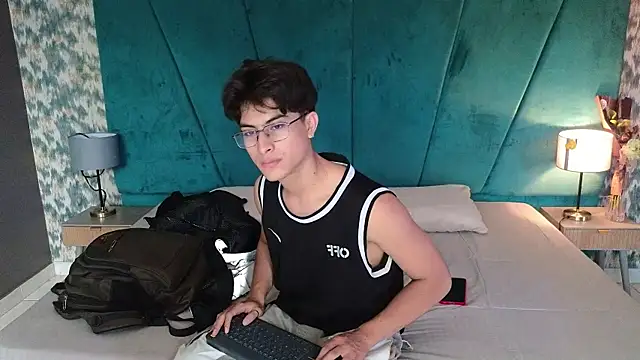 Snapshot of Aaron_Eze chatting on February 26, 2026, 8:31 pm Aaron Eze online show from February 26, 2026, 8:31 pm