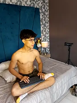 Snapshot of Aaron_Eze chatting on February 16, 2026, 8:40 pm Aaron Eze online show from February 16, 2026, 8:40 pm